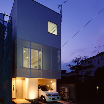 意匠性と防犯性を兼ね備えた、ファサードがアルミパンチングの外観