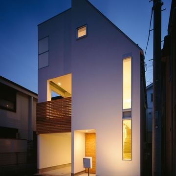 造形的な佇まいが印象的な、光の美しい夜の外観