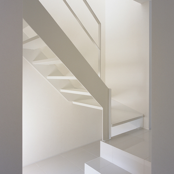 異素材の組み合わせが、白でまとめられることで軽やかに見える階段