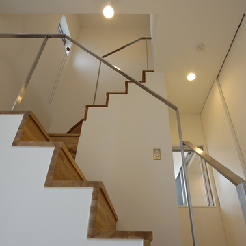 シンプルで美しい仕上がりの、ステンレスでできた手すり