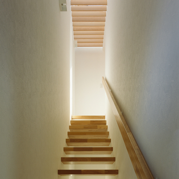 幅のある手すりと踏面を揃えて、優しい木のぬくもりが引き立つ階段