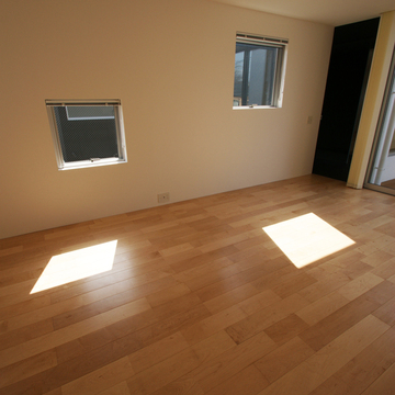 四角窓から入る四角い光が、ゆったりとした時間の流れを教えてくれる主寝室