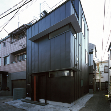 黒のガルバリウム鋼板をくるりと回したクールな北西面外観