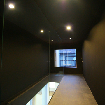 階段横のガラス壁が凛とした空気を生みだす、２階階段ホール