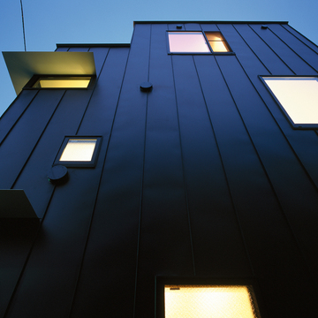 庇を薄めの一枚板にし、エッジの効いたイメージに仕上げた西面外観