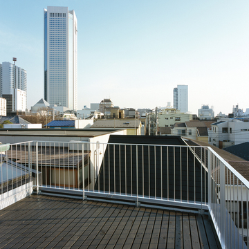 美しい夜空と戯れる時間が待ち遠しい、都心に建つコンパクトな３階建ての屋上