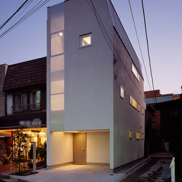 駅に面する側の外壁の開口部を１箇所にし、外壁を二重構造にした北西面外観