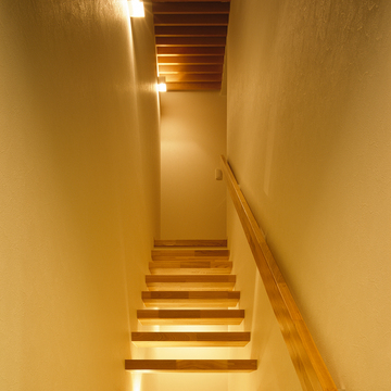 蹴上をなくし美しい光が抜ける、造形物のような階段