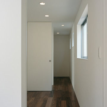 細長い土地をうまく利用した、ウォーキングクローゼット＋寝室