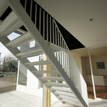 直線ラインが美術品のような、後ろの佇まいが美しい階段