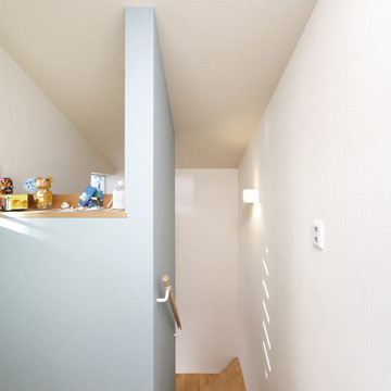 遠近法で奥行きを感じるよう、屋根の傾斜と合わせた緩やかな階段