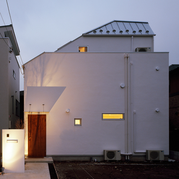 閑静な住宅街に静かに建つ、外観の窓を極力抑えたシンプルな白い家