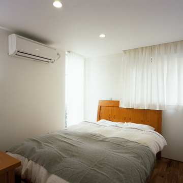 窓を多めにした、湿気知らずの気持ちいいコンパクトな寝室