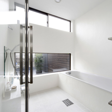 中庭を楽しみながらのんびりと入浴できる、天井高のある広々とした浴室