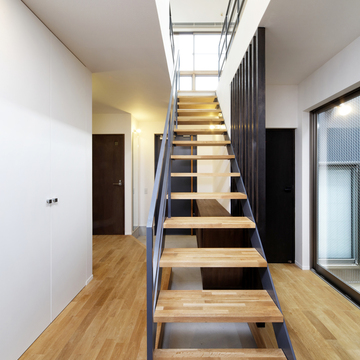2階から燦々と注ぐ光が、家の真ん中にあるデザイン性の高い階段に注ぎ込む