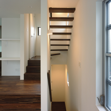 フローリングから軽やかに出てききたような、上フロアに導く階段