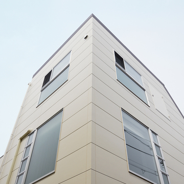 窓枠の中にさらに窓枠のある、シンプルに見えつつも動きのある外観