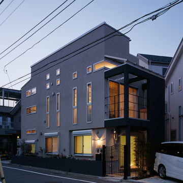 小さめの窓がたくさんある外観は、建物自体が照明器具のような佇まい