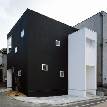 住宅地というキャンパスに、黒い箱と白い箱をそっとおいた家