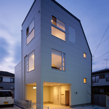 斜線制限と狭小敷地の条件をうまく利用した無駄のない外観