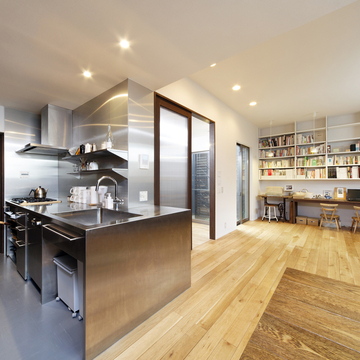 壁面までオールステンレスの、奥行きのあるシャープなキッチン