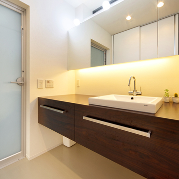 トップライトからの光と照明をうまく利用した、広く軽やかな洗面所