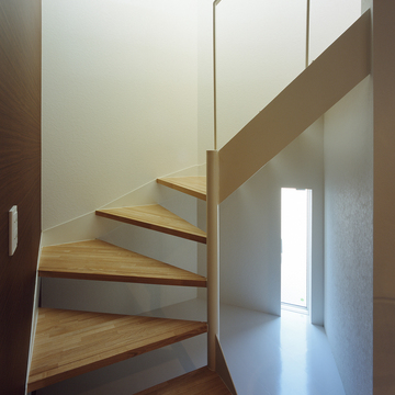 階段下の小さな細長い小窓が、光と風を運び入れる階段周り