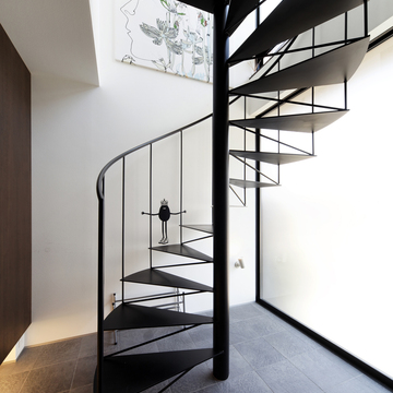 現代アートを扱う美術館のような、凛とした空気を漂わせる螺旋階段