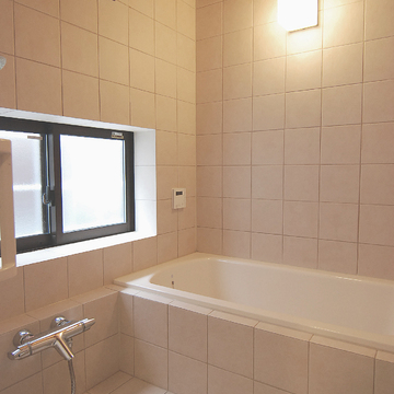 床にサーモタイルを使用した浴室