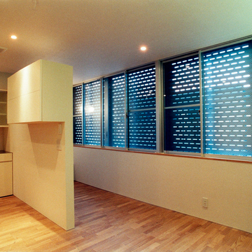 デザイン性と風を通す機能と両方を兼ね備えた、パンチングメタルの雨戸