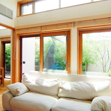 リビングよりダイニングキッチンを見る