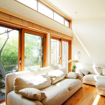 デッキテラスにつながるリビング