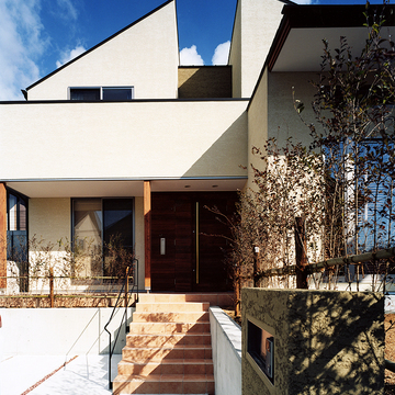 景色とのバランスがよい、半階上がったところにある玄関