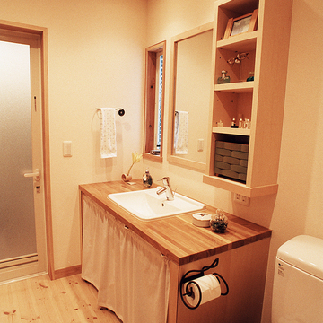 縦長の窓・鏡・収納の枠の太さを揃えた、統一感のある温かみのある洗面所