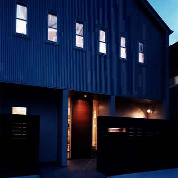 気持よい間隔で小窓から見える暖かい光が、オシャレな工場のように見える外観