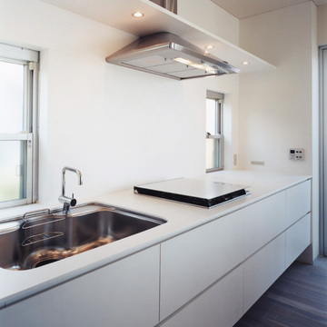 衛生的で広く使い勝手のよい、真っ白でフラットなキッチン