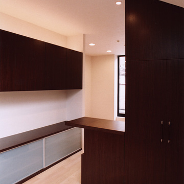 造作家具の通路面をバタフライテーブルにし、コンパクトな空間を使用用途によって使い分ける