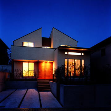 オレンジに輝く蛍のような、自然と調和のとれた夜の外観