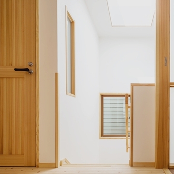 トップライトより1、2階トイレ、洗面、クロークに光を送る