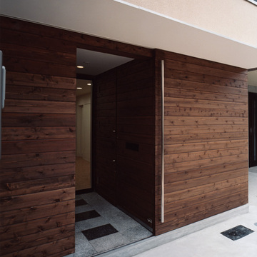 防犯も兼ねた、ファサードの木目が美しい大胆で大きな扉