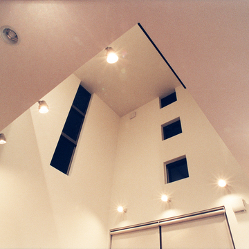 形状に変化をつけ動きを出した、吹き抜けにあるトップライト