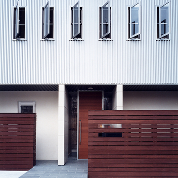 素材や木の塗装にもこだわった、センスが輝くカジュアルな外観