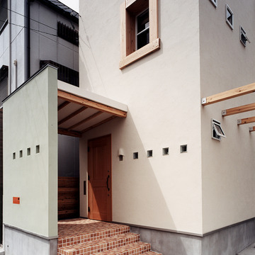 デザインされた太めの窓枠が個性を醸し出している外観