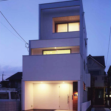 段差のある箱のような、庇を外観にうまく取り入れたシンプルな外観