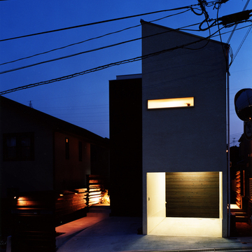 外部の喧騒から生活を守るために、道路面に対し大きな面を作ったムーディな外観