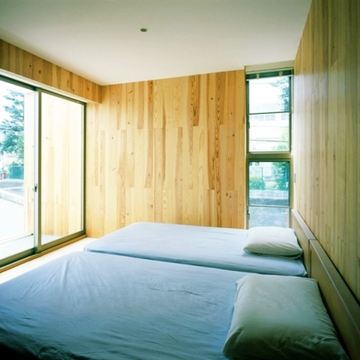 バルコニーに面した寝室