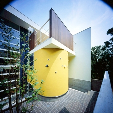 丸い黄色い壁とテラス