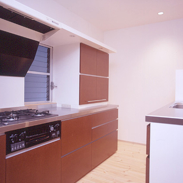 シンクとガスコンロを分けた、収納力のある作業効率のよいキッチン