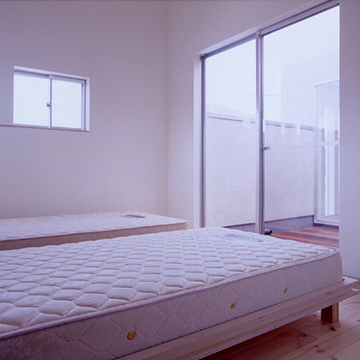 小窓からは優しい光、テラスからは燦々と入る太陽の光が、極上の睡眠をもたらす寝室