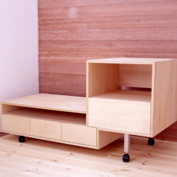 テレビボードを個性的にアレンジした、可動式の造作家具